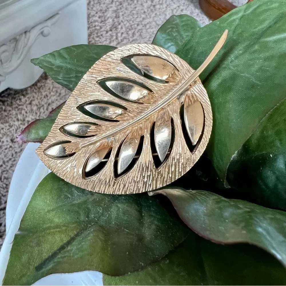 Vintage Retro Trending Leaf Gold Tone Brooch Pin Size 2.5”